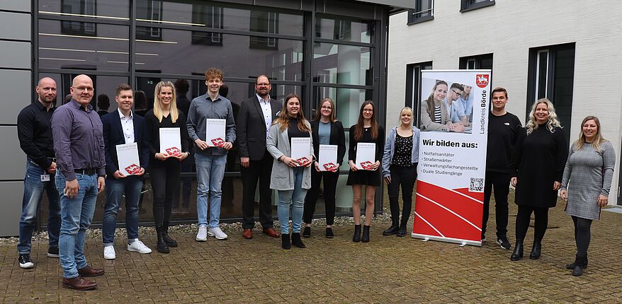 Foto Uwe Baumgart / Aufstellung zum Erinnerungsfoto, die "Dualen Studenten" und "Notfallsanitäter" haben aus den Händen von Landrat Martin Stichnoth ihre Ausbildungsverträger erhalten