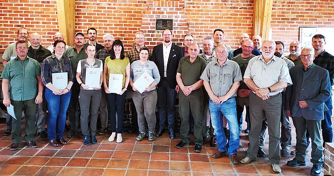 Foto Landkreis Börde / Aufstellung zum Erinnerungsfoto - Landrat Martin Stichnoth hat die Mitglieder und den Vorsitzenden der Jägerprüfungskommission des Landkreises Börde berufen
