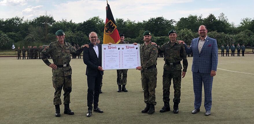 Landkreis Börde / im Beisein von Landrat Martin Stichnoth besiegeln der Luftkurort Flechtingen und die 4. Jägerkompanie des Ausbildungsverbandes des Gefechtsübungszentrums des Heeres in Letzlingen (GÜZ) der Bundeswehr die Partnerschaft