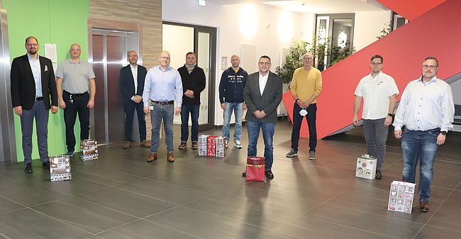 Aufstellung zum Erinnerungsfoto (v.l.n.r.) Landrat Martin Stichnoth, Micha Heu (Rettungswachenleiter ASB), Danny Meyer (Geschäftsstellenleiter IKK gesund plus), Jens Sips Leiter Rettungswachen Landkreis Börde, Steven Anger (stellvertretender Leiter Rettungsdienst Sachsen-Anhalt / MHD), Alexander Keyl (ab 1. Februar 2022 Leiter der Rettungswachen des Landkreises Börde, Ralf Schmidt (Rettungsdienstleiter DRK), Frank Schulze (bisheriger Sachgebietsleiter Rettungsdienst des Landkreises Börde, Matthias Ohlrich (Rettungsdienstbereichsleiter JUH) und David Kuhne (stellvertretender Geschäftsführer KRA)