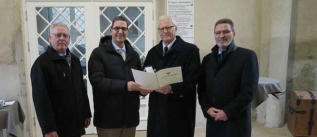 Foto Landkreis Börde / v.l.n.r: Bürgermeister Werner Müller, Kreisbeigeordneter Dr. Marcus Waselewski übereicht die Auszeichnung an Harald Binroth, Frank Frenkel / Verbandsgemeindebürgermeister „Obere Aller“ 