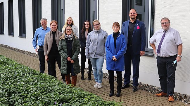 Das Gruppenfoto zeigt die Datenschutzbeauftragen im Innenhof der Kreisverwaltung in Haldensleben. Unter anderem sind Kreisdatenschutzbeauftragter Holger Marter und Landrat Martin Stichnoth im Bild. 