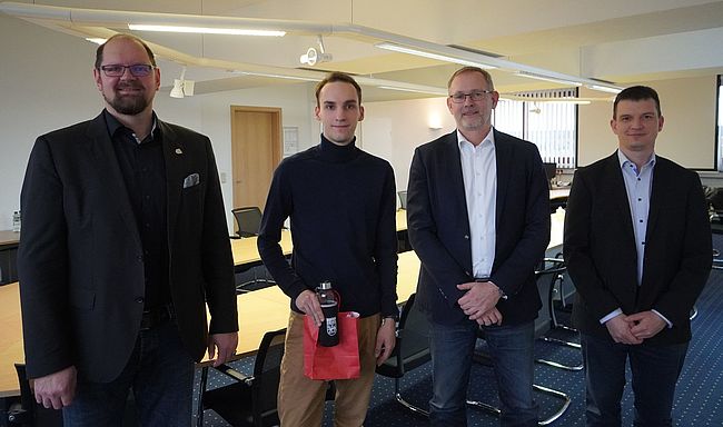 Landrat Martin Stichnoth, Werkleiter Kali Zielitz Dr. Holger Hoppe und Nachfolger Dr. Ulrich Scheele gratulieren Julian Weber zu seiner erfolgreichen Ausbildung als Bester Auszubildender in Deutschland im Ausbildungsberuf "Bergbautechnologe". Auf dem Foto im Sitzungsraum sind alle genannten zu sehen.  