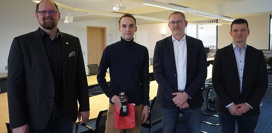 Landrat Martin Stichnoth, Werkleiter Kali Zielitz Dr. Holger Hoppe und Nachfolger Dr. Ulrich Scheele gratulieren Julian Weber zu seiner erfolgreichen Ausbildung als Bester Auszubildender in Deutschland im Ausbildungsberuf "Bergbautechnologe". Auf dem Foto im Sitzungsraum sind alle genannten zu sehen.  