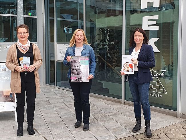 Das Foto zeigt vor der Fassade der Haldensleber KulturFabrik die Akteure der Ausstellung. Sie haben in Kooperation mit dem Alsteinklub die Ausstellung gestaltet (v.l.n.r) Martina Engelhard-Oxe, Christina Stolarczyk und Stefanie Kunz