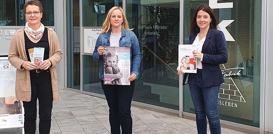 Das Foto zeigt vor der Fassade der Haldensleber KulturFabrik die Akteure der Ausstellung. Sie haben in Kooperation mit dem Alsteinklub die Ausstellung gestaltet (v.l.n.r) Martina Engelhard-Oxe, Christina Stolarczyk und Stefanie Kunz