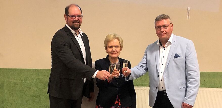 Foto Landkreis Börde / ein "Gläschen" auf das neue Jahr 2023, Landrat Martin Stichnoth, Hohe Börde Bürgermeisterin Steffi Trittel und Andraeas Burger, Ortsbürgermeister Groß Santersleben in diesen Tagen beim Neujahrsempfang in Groß Santersleben