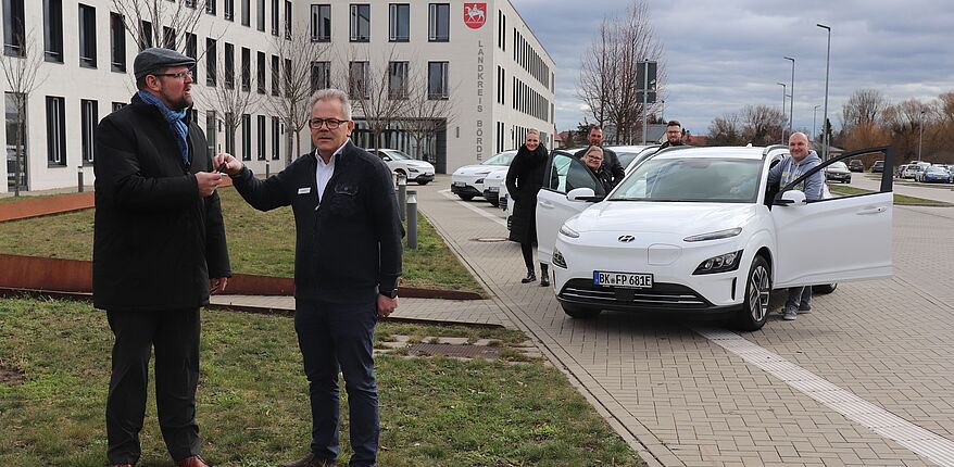 Uwe Baumgart / der Landkreis börde hat damit begonnen, seinen Fuhrpark sukzessive durch E-Autos zu ersetzten. Im Bild, hier werden die Fahrzeuge geliefert.