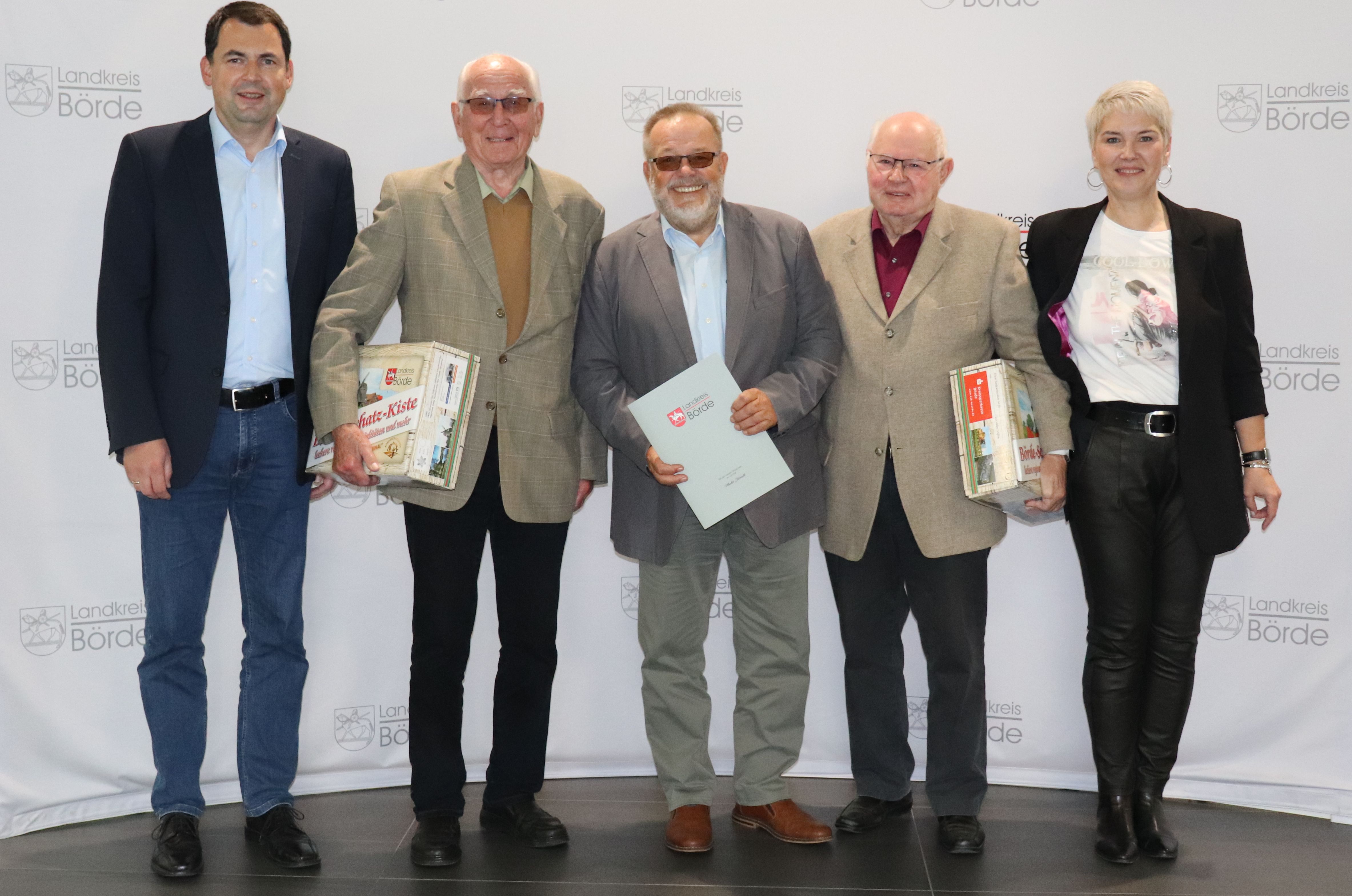 Landkreis Börde / Von links nach rechts: Uwe Baier, Rudolf Heinrich, Klaus Battke, Manfred Wahnschaap und Peggy Richter, Sachbearbeiterin „Untere Fischereibehörde“ beim Landkreis Börde 
