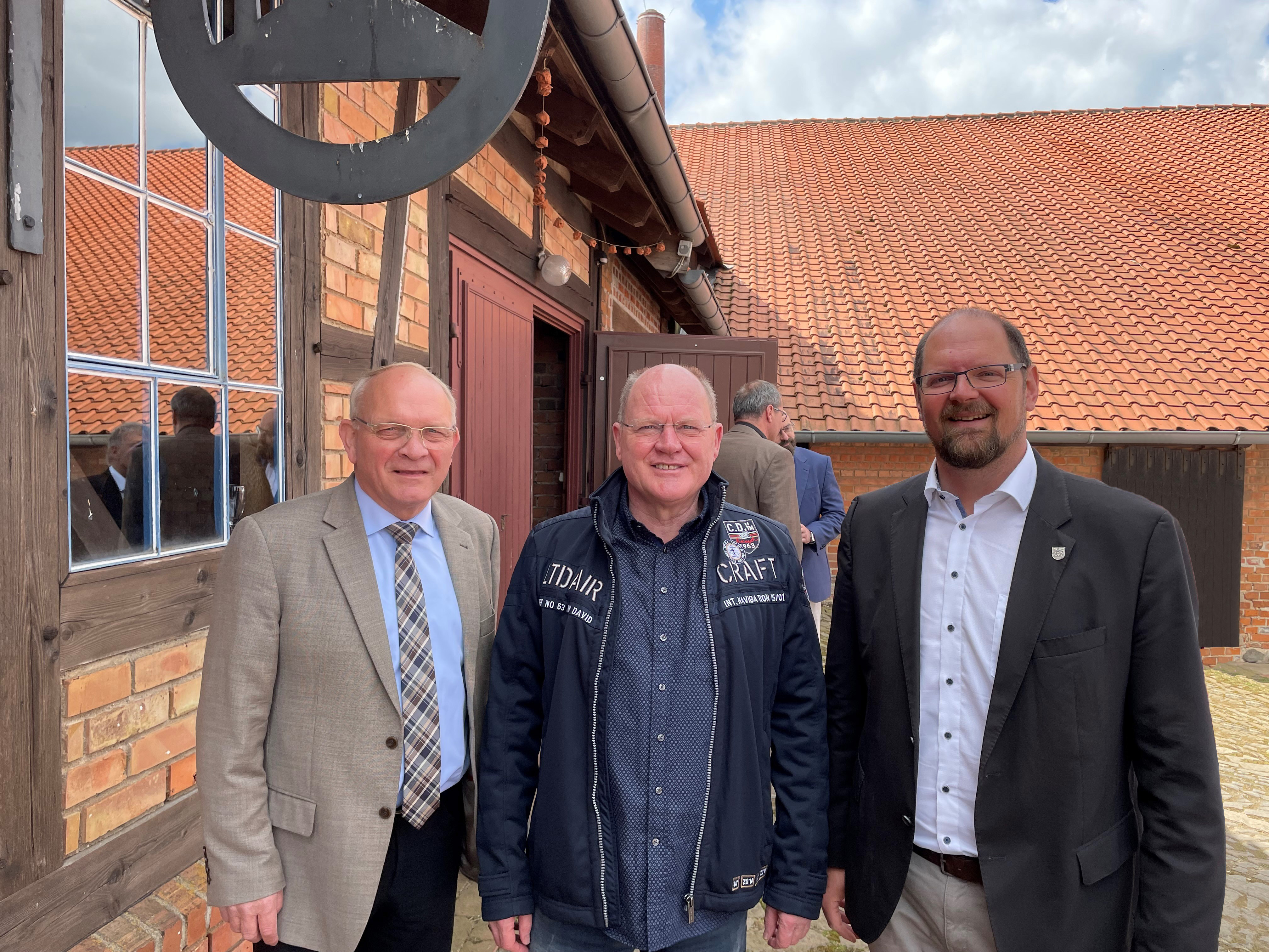 Foto Landkreis Börde / auf dem Bild auf dem Hof des Technischen Denkmals Ziegelei in Hundisburg sind zu sehen: Alt-Landrat Thomas Webel (Bildmitte), mit der Bildung des Landkreises Börde am 1. Juli 2007 bis 2011 im Amt / Alt-Landrat Hans Walker (links im Bild), bis 2018 Landrat des Landkreises Börde und Landrat Martin Stichnoth, im Amt seit 7. September 2018, gewählt bis 2025